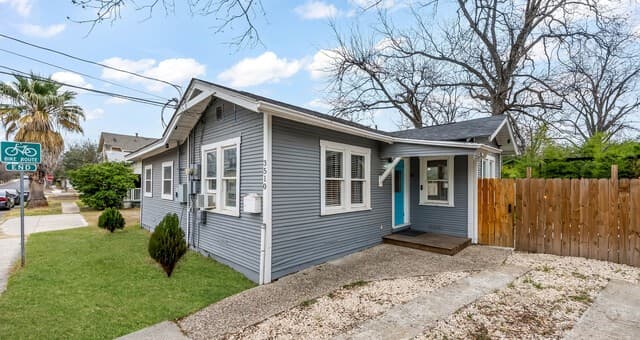 2-bedroom rental at 3510 N Flores in San Antonio, TX — photo 2