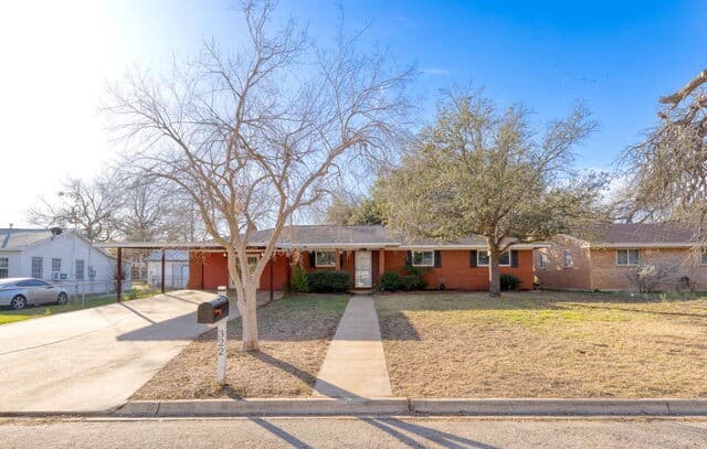 4-bedroom rental at 322 Lantana Ln in Pleasanton, TX — photo 1