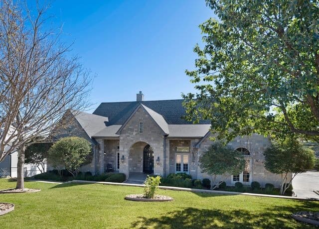5-bedroom rental at 8514 Woodpecker Way in San Antonio, TX — photo 3
