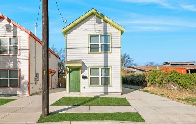 2-bedroom rental at 631 E Carolina Unit 4 in San Antonio, TX — photo 1