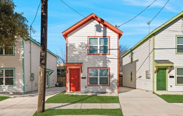 2-bedroom rental at 631 E Carolina Unit 3 in San Antonio, TX — photo 1
