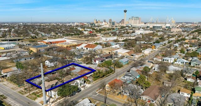 2-bedroom rental at 631 E Carolina Unit 1 in San Antonio, TX — photo 4