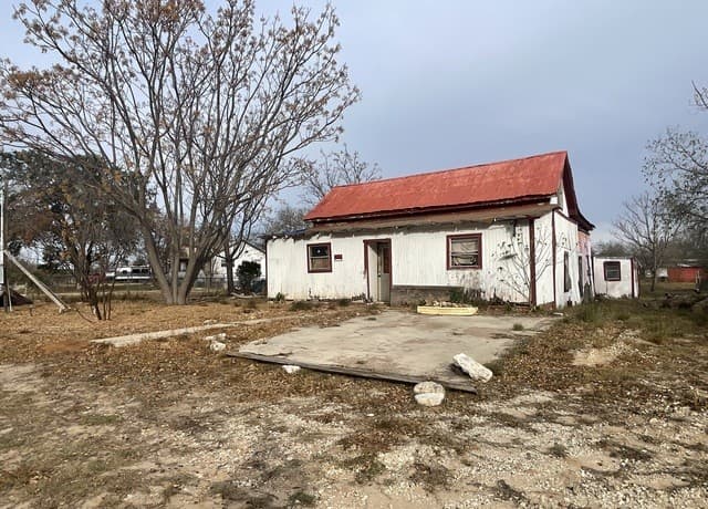 rental at 712 Devine in Devine, TX — photo 4