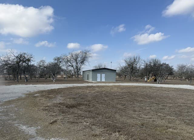 rental at 225 County Road 3820 in San Antonio, TX — photo 5