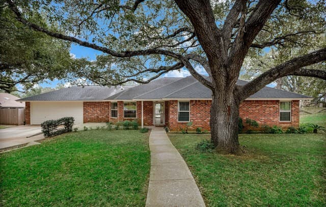 3-bedroom home for sale at 604 Elm Street in Floresville TX