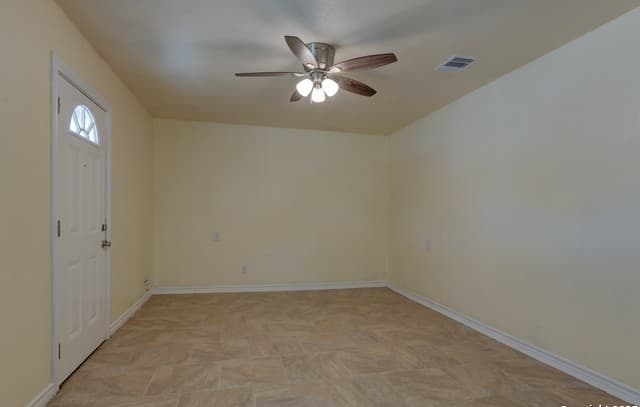 3-bedroom rental at 218 Waugh St. in San Antonio, TX — photo 2