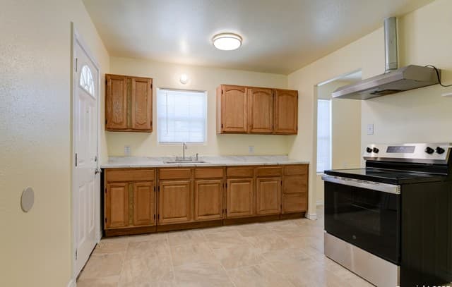 3-bedroom rental at 218 Waugh St. in San Antonio, TX — photo 4