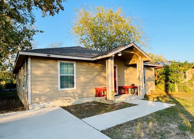 3-bedroom rental at 1415 Essex in San Antonio, TX — photo 2