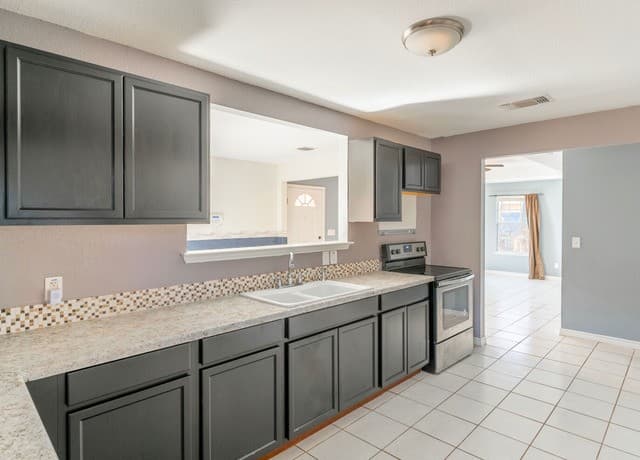 3-bedroom rental at 1415 Essex in San Antonio, TX — photo 3