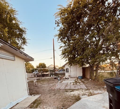 2-bedroom rental at 2033 W Laurel in San Antonio, TX — photo 4