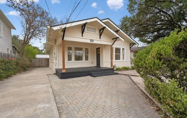 3-bedroom rental at 214 Ira in San Antonio, TX — photo 2