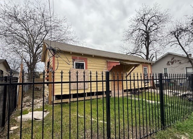 2-bedroom rental at 1906 Nolan in San Antonio, TX — photo 3