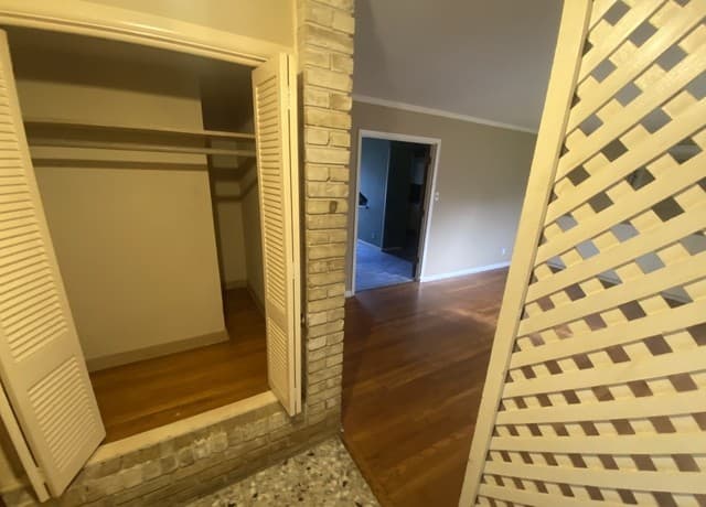 5-bedroom rental at 9811 Carolwood Dr in San Antonio, TX — photo 3