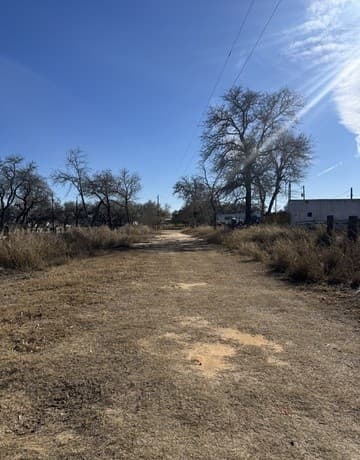 rental at 122 Woodcrest in Somerset, TX — photo 5