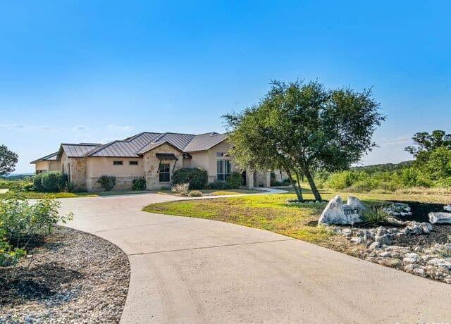 Home for sale at 757 County Road 262 in Mico, TX — photo 5