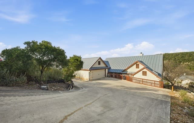 3-bedroom rental at 204 Tapatio Dr W in Boerne, TX — photo 2