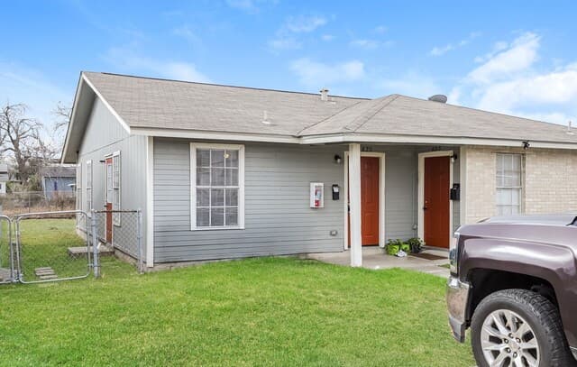 2-bedroom rental at 820 W Olmos in San Antonio, TX — photo 2