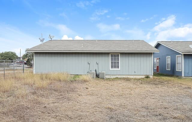 2-bedroom rental at 820 W Olmos in San Antonio, TX — photo 3