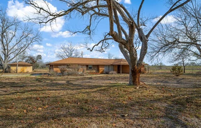 Home for sale at 7414 Us Highway 281 in Pleasanton, TX — photo 2