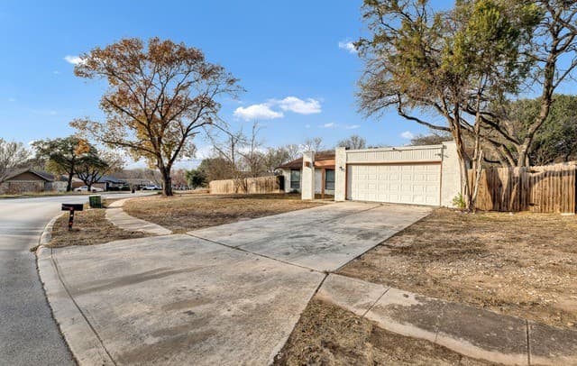 3-bedroom rental at 6007 Valley Forge in San Antonio, TX — photo 2