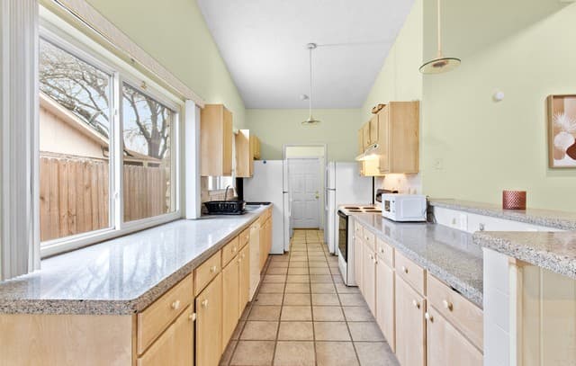 6-bedroom rental at 12926 El Charro in San Antonio, TX — photo 5