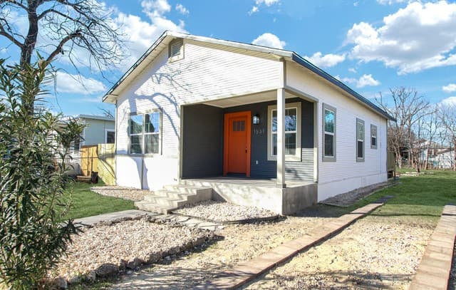 2-bedroom rental at 1531 W French in San Antonio, TX — photo 1