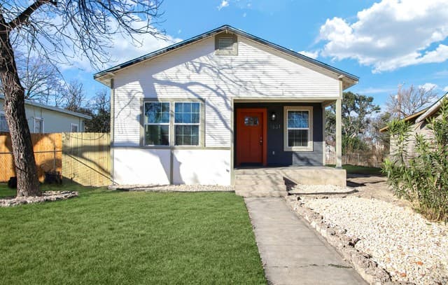 2-bedroom rental at 1531 W French in San Antonio, TX — photo 2