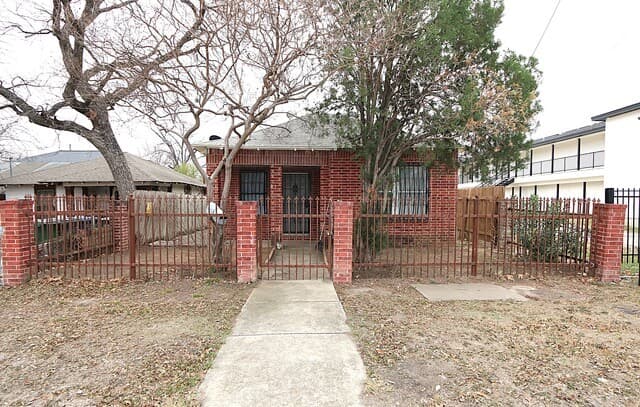 2-bedroom rental at 910 Culebra in San Antonio, TX — photo 1