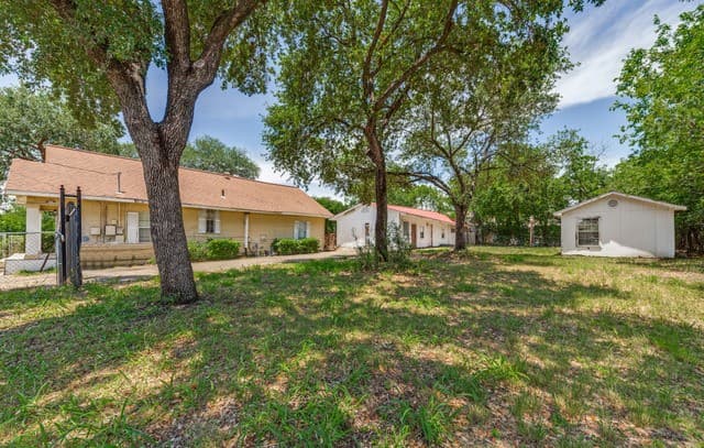 3-bedroom rental at 3311 W Commerce in San Antonio, TX — photo 1