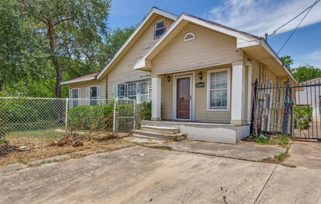 3-bedroom rental at 3311 W Commerce in San Antonio, TX — photo 2