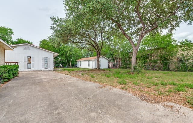 3-bedroom rental at 3311 W Commerce in San Antonio, TX — photo 3