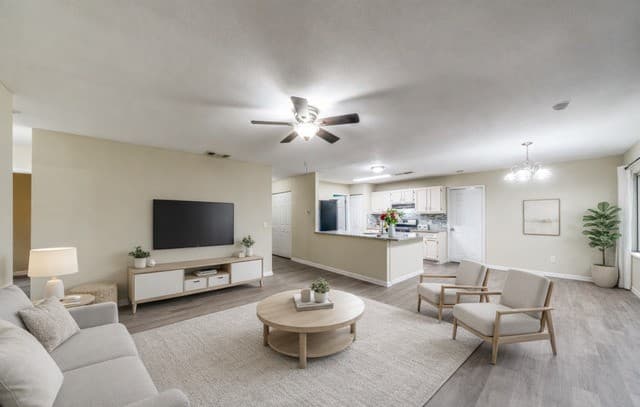 3-bedroom rental at 5931 Autumn in San Antonio, TX — photo 2