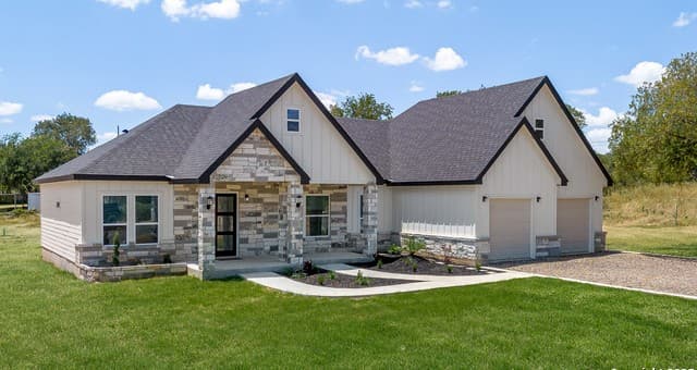 3-bedroom rental at 120 County Road 6852 in Lytle, TX — photo 1