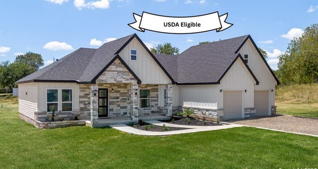 3-bedroom rental at 120 County Road 6852 in Lytle, TX — photo 3