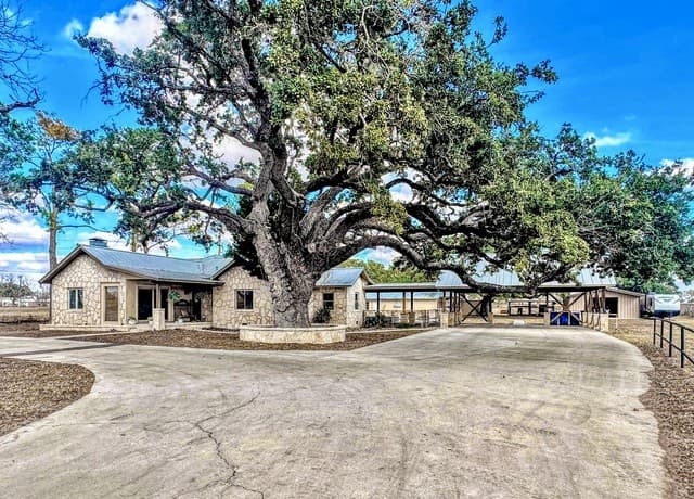 2-bedroom rental at 2828 2nd St in Pleasanton, TX — photo 1