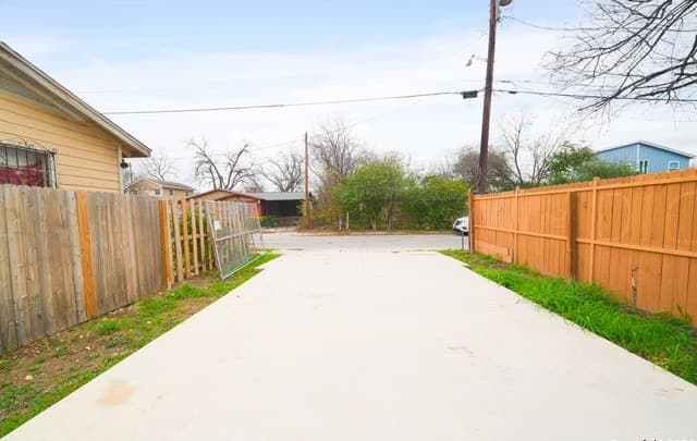rental at 202 Henry in San Antonio, TX — photo 5