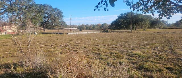 3-bedroom rental at 375 Cr 6723 in San Antonio, TX — photo 4