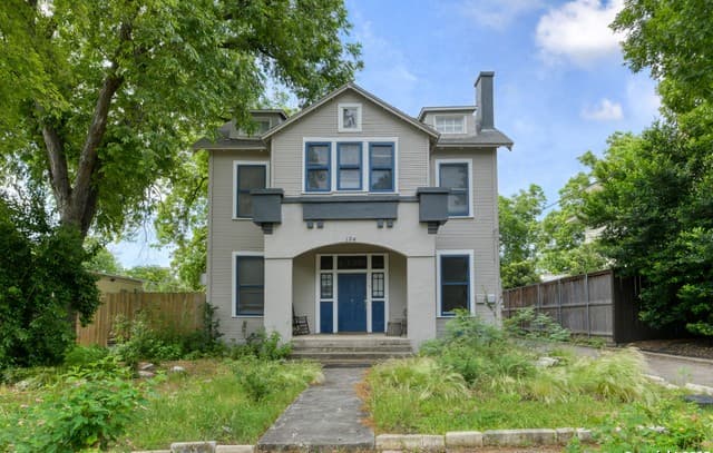 rental at 124 W Mistletoe Ave in San Antonio, TX — photo 2