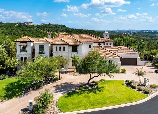 5-bedroom rental at 23 Grand Terrace in San Antonio, TX — photo 1