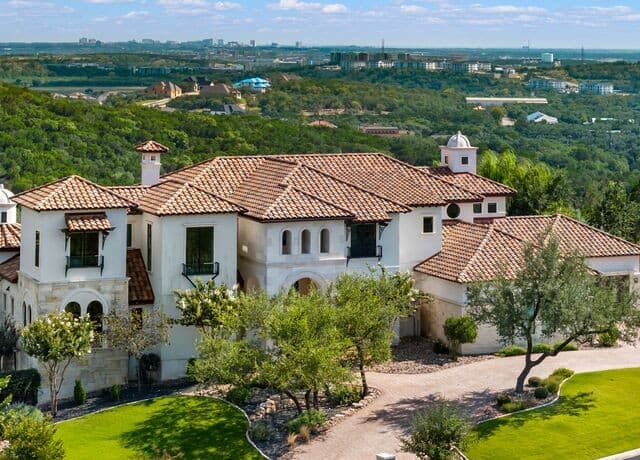 5-bedroom rental at 23 Grand Terrace in San Antonio, TX — photo 3