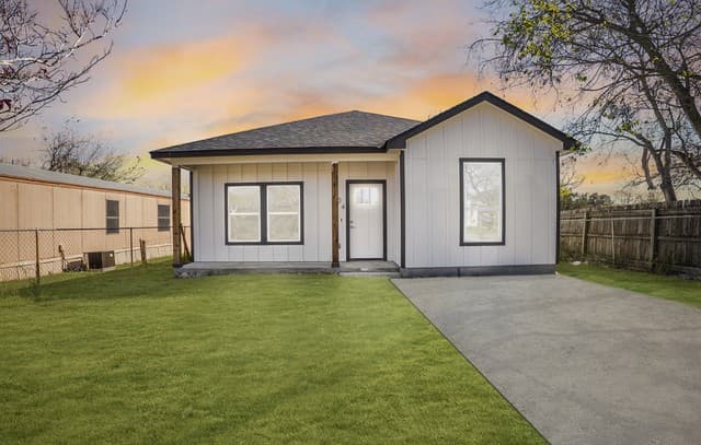3-bedroom rental at 804 Peach in Jourdanton, TX — photo 1