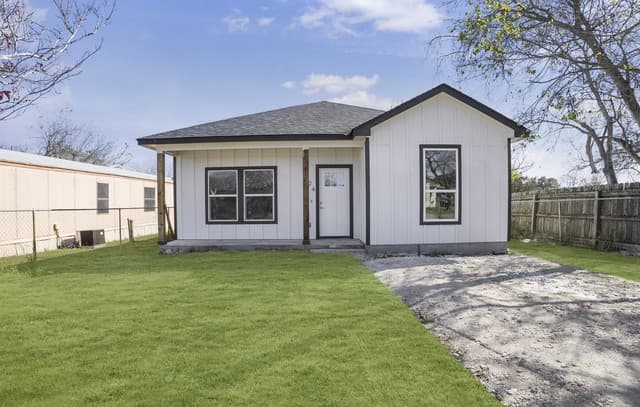 3-bedroom rental at 804 Peach in Jourdanton, TX — photo 2