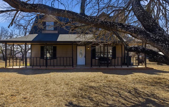 4-bedroom rental at 910 Cypress in Jourdanton, TX — photo 1