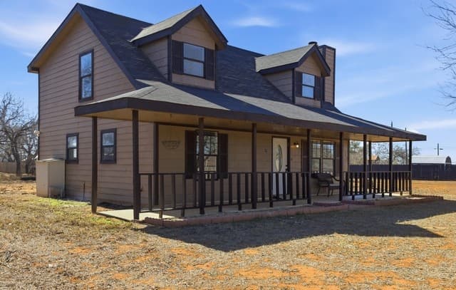 4-bedroom rental at 910 Cypress in Jourdanton, TX — photo 4