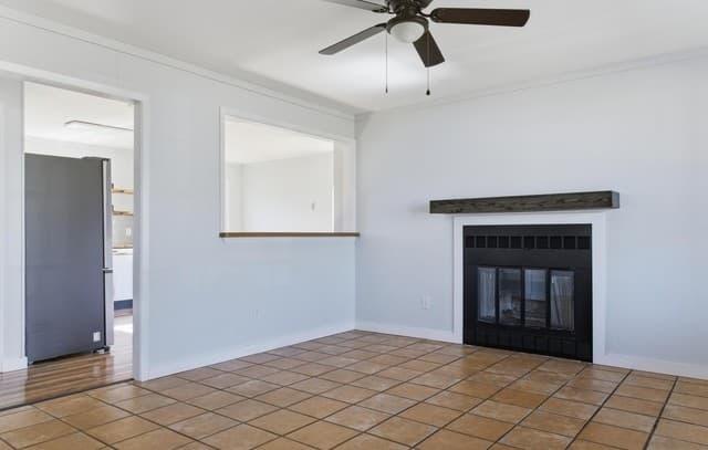 4-bedroom rental at 910 Cypress in Jourdanton, TX — photo 5