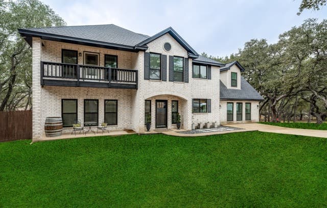 4-bedroom rental at 322 Dublin in Floresville, TX — photo 2