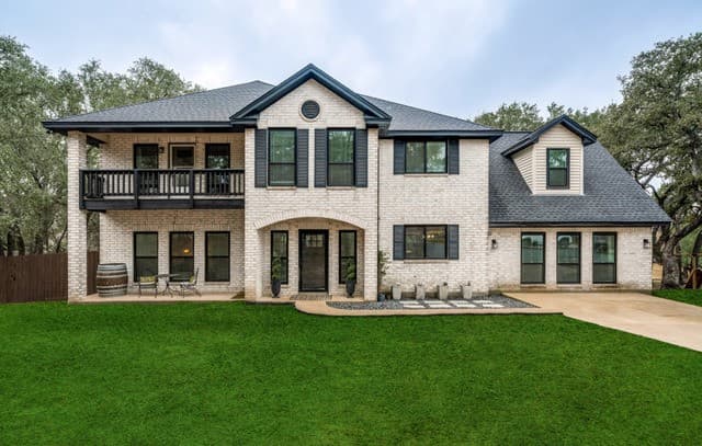 4-bedroom rental at 322 Dublin in Floresville, TX — photo 3