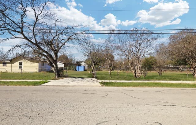 2-bedroom rental at 739 Bernard in San Antonio, TX — photo 1