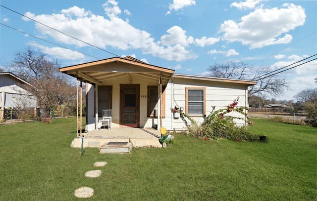 2-bedroom rental at 739 Bernard in San Antonio, TX — photo 2