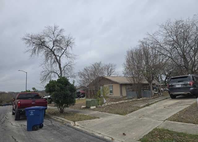 3-bedroom rental at 8811 Dale Vly Dr in San Antonio, TX — photo 2